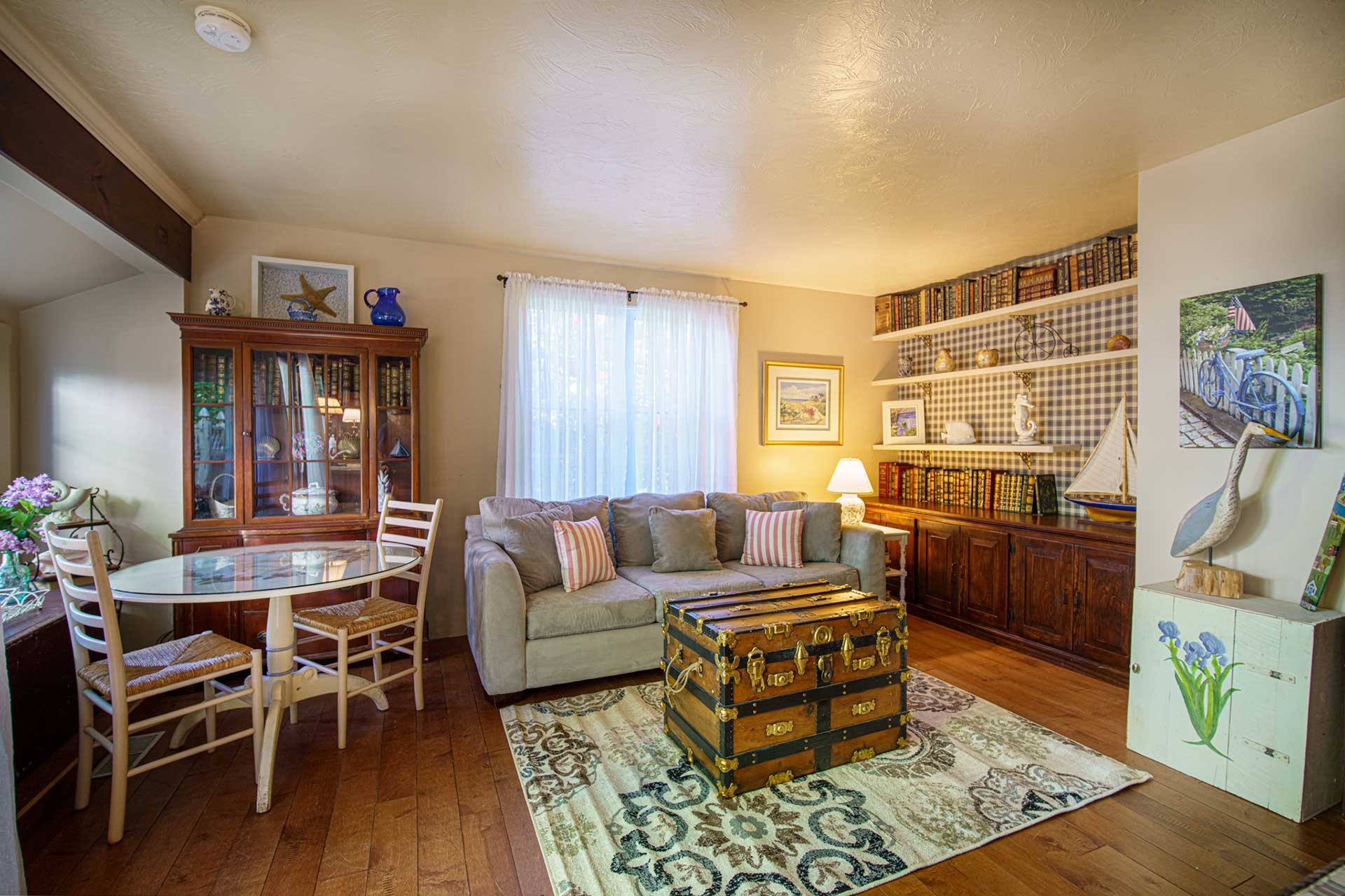 Cape Cod 1 Bedroom Cottage Living Room